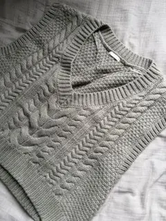 ケーブルニット Vネックベスト