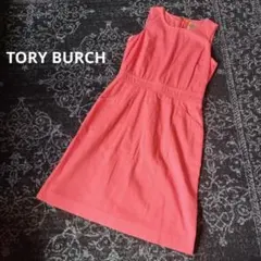 TORY BURCH ノースリーブ ひざ丈ワンピース ピンクゴールドロゴチャーム