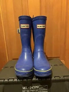 HUNTER キッズ用ブルー長靴 ストライプバックル付き
