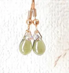 オリーブラスターのチェコドロップ一粒ピアス　春ピアス