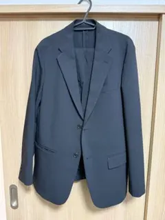 黒のスーツジャケットとパンツセット