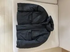 黒のフード付きダウンジャケット