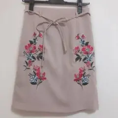ページボーイ　タイトスカート　刺繍のサムネイル