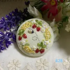 ハンドメイド くるみボタン刺繍ブローチ♡苺とミモザ のリース