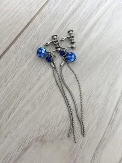 青い水晶チャーム付きのイヤリング