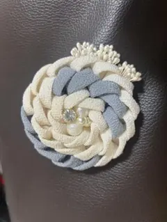 花形ちりめんブローチ アイボリー&ブルーグレー