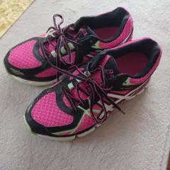 アシックス　ピンクのシューズ