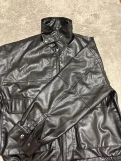 黒い合成皮革ジャケット