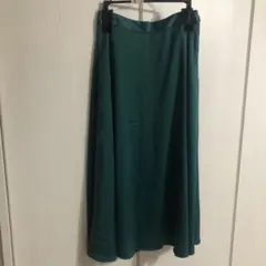 GUグリーンサテンフレアスカート
