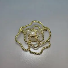 バラの形状の金色ブローチ　本真珠　パール ゴールド　303
