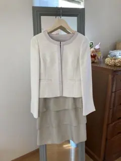 UNTITLED ベージュ系スーツ