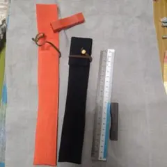 ハンドメイド風　箸袋と箸置きにもなるキャップ付　朱色・黒色一つずつセット