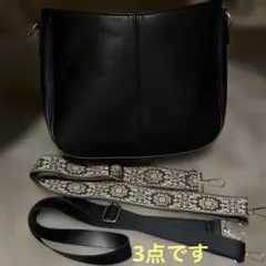 黒いショルダーバッグ 装飾ストラップ付き