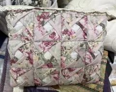 アキアカネ 花柄 フリル ポーチ レッド系 - メルカリ