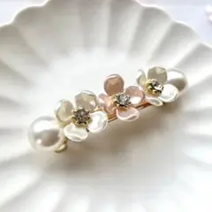 No.538 ハンドメイド　小さめパールフラワーバレッタ（ホワイトベース）
