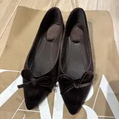 リボン付きダークブラウンフラットシューズ