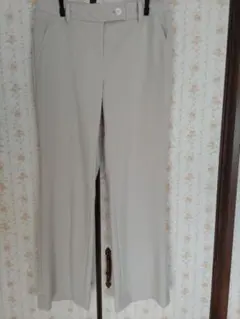 ベージュ スラックス ボタン付き