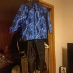 【1回のみ使用】子ども用スキーウェア上下 雷模様　手袋、帽子もセット