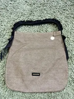 フリルハンドルのベージュかごバッグ