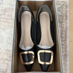 ブラック ポインテッドトゥパンプス ゴールドバックル