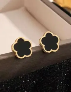 クローバークリップイヤリング　黒