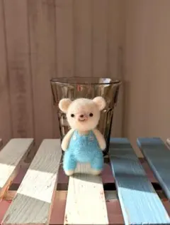 くまさん*羊毛フェルト*ハンドメイド*ブローチ*オーバーオール*水色*
