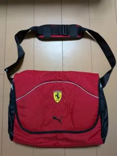PUMAとFerrariのコラボのショルダーバッグのサムネイル