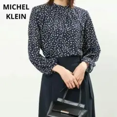 美品ミッシェルクラン フリルネックプリントブラウス/洗える紺色幾何学柄38