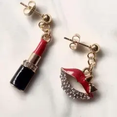 口紅モチーフのピアス アシンメトリー