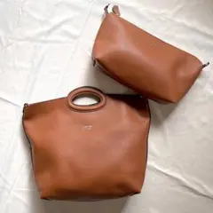 GUESS 大きいハンドバッグ（キャメル） ポシェット ・ショルダー付