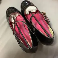 COCUE ストラップパンプス ブラック エナメル調 LL EEEE