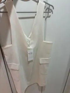 To b. by agnès b. ワンピースオフ ホワイト ジャンバースカート To b. by agnès b. ワンピースオフ ホワイト ジャンバースカート