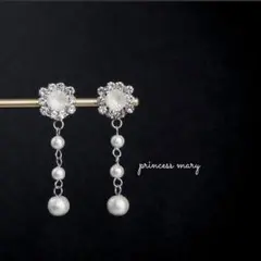 シルバー》3粒白コットンパールの華やかストーンフックピアス