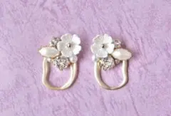 小さなお花とスワロフスキーのピアス