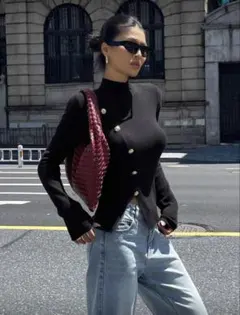 黒のタートルネック ゴールドボタン付き