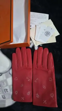 HERMES　手袋　未使用　赤いレザー刺繍手袋のサムネイル