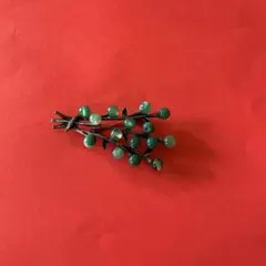 緑色の植物モチーフブローチ