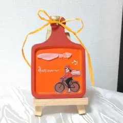 ハンドメイド　秋の自転車に乗る女性の木製アート　a58