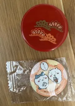 ちいかわ缶バッジと赤い小物ケース