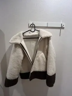 アイボリーとブラウンのボアジャケット