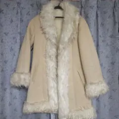 ファー付きクリーム色コート