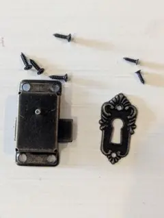 アンティーク風ロック機構と鍵穴プレート