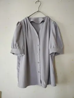 DAZY グレー Vネック 半袖ブラウスラベンダーグレー