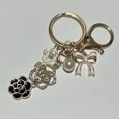 キラキラバッグチャーム キーホルダー キーチェーン 黒カメリア 白リボン パール