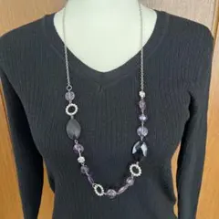 モダンな紫、黒ビーズとメタルパーツのロングネックレス　レトロ　アンティーク