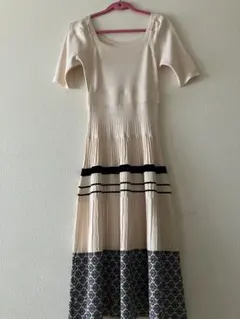 新品✨ジルスチュアート　ジャガードニットワンピース　ベージュ黒のサムネイル