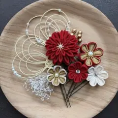 ⭐︎つまみ細工髪飾り⭐︎No.85⭐︎成人式✳︎結婚式✳︎七五三⭐︎濃赤&ゴールド系