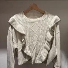 フリル付きクリーム色クロップドニット