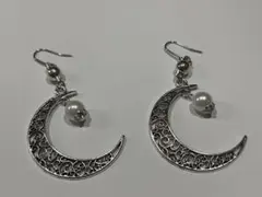 シルバーカラーの月型フープピアスとパールのピアスセット
