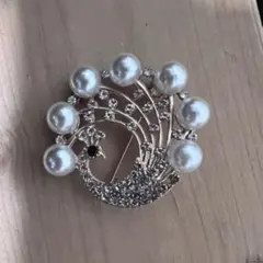 パールとクリスタルのブローチ